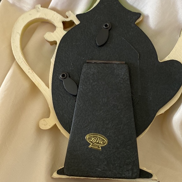~LaVie~ Hand-painted Victorian Teapot Resin Frame - Picture 3 of 5